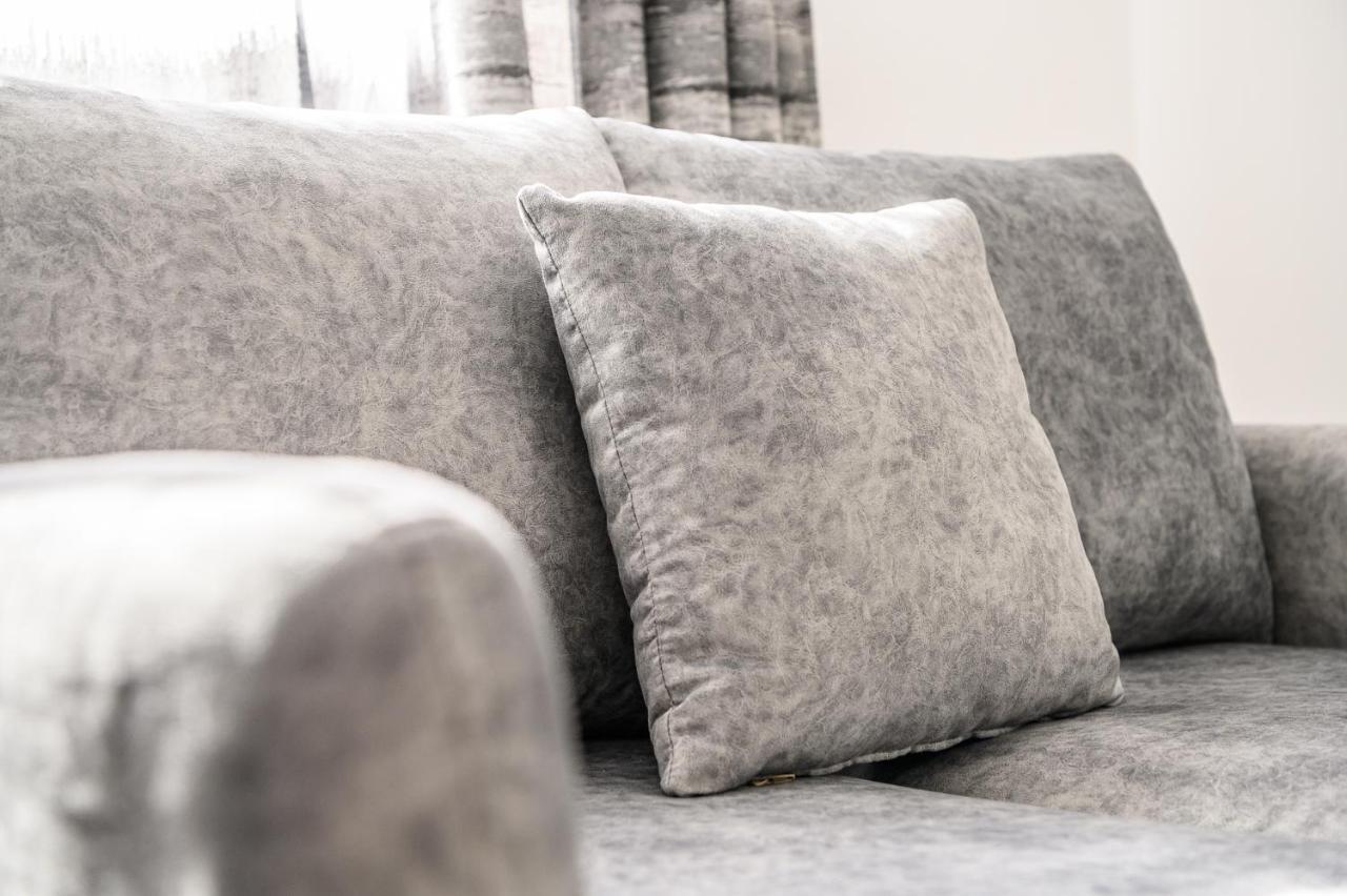 Miku Apartment-modernly Designed Downtown * Tirana